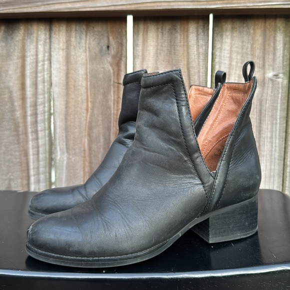 Jeffrey Campbell Booties Oriley Cut Out, size 7 - Picture 6 of 10